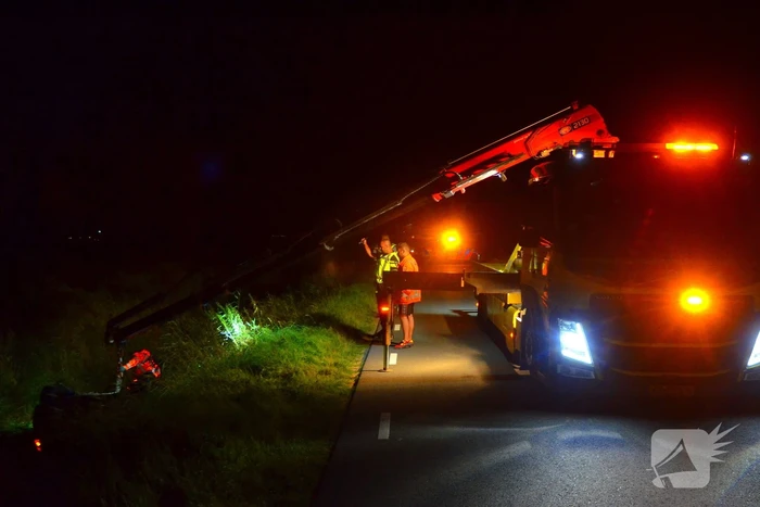 Auto vliegt uit de bocht en belandt ondersteboven in sloot