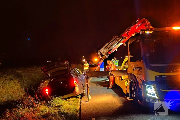 Auto vliegt uit de bocht en belandt ondersteboven in sloot