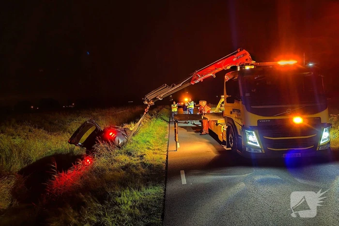 Auto vliegt uit de bocht en belandt ondersteboven in sloot