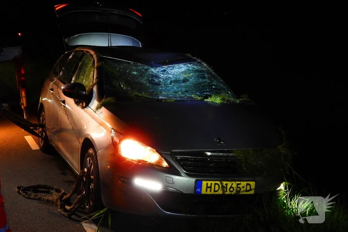 Auto vliegt uit de bocht en belandt ondersteboven in sloot