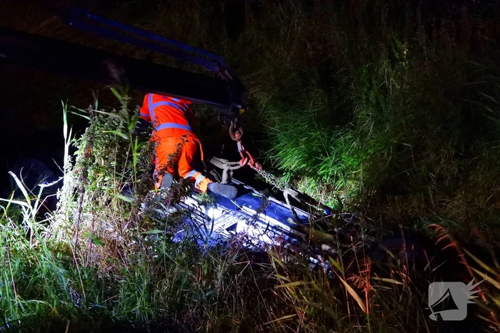 Auto vliegt uit de bocht en belandt ondersteboven in sloot
