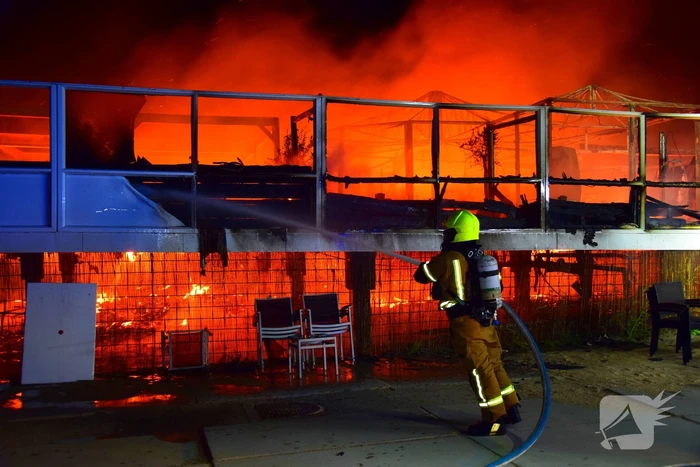 Strandtent verwoest door vlammenzee