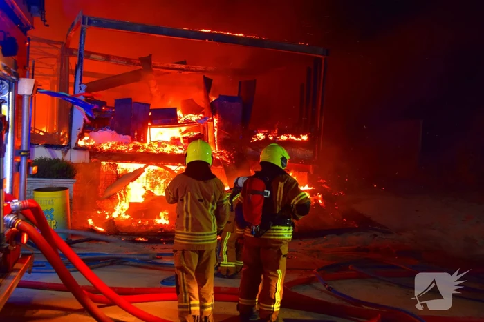 Strandtent verwoest door vlammenzee