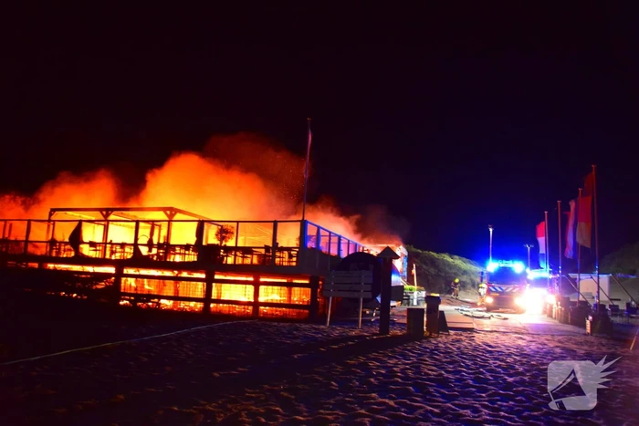 Strandtent verwoest door vlammenzee