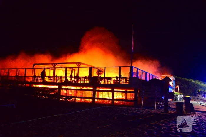 Strandtent verwoest door vlammenzee