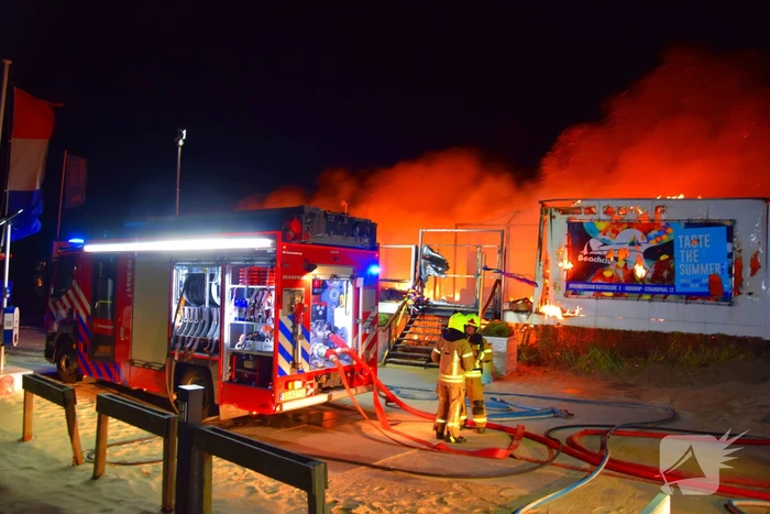 Strandtent verwoest door vlammenzee