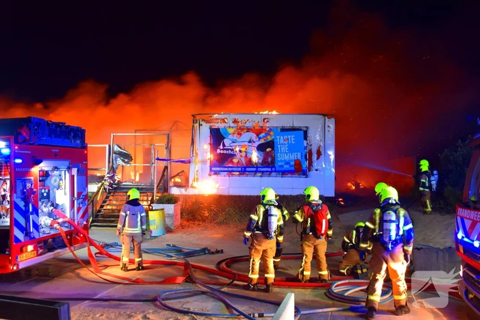 Strandtent verwoest door vlammenzee