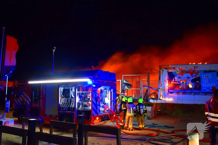 Strandtent verwoest door vlammenzee