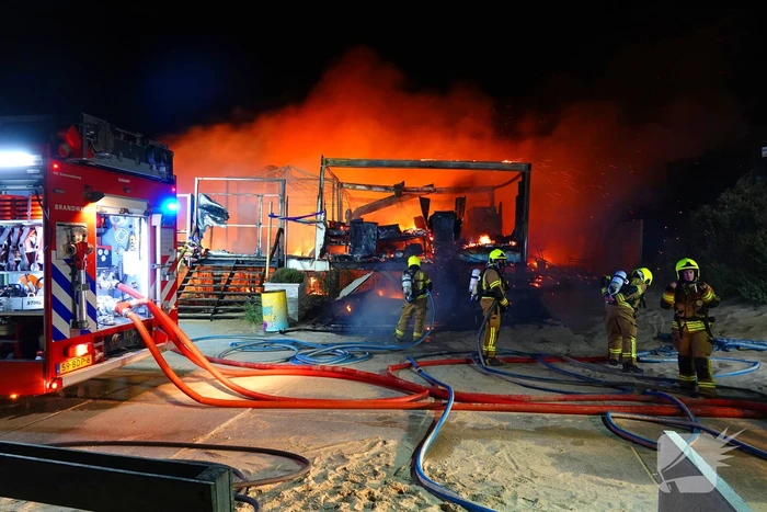 Strandtent verwoest door vlammenzee