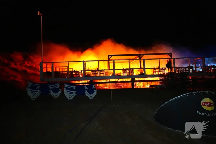 Strandtent verwoest door vlammenzee