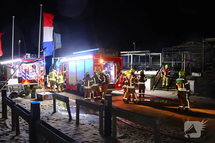 Strandtent verwoest door vlammenzee
