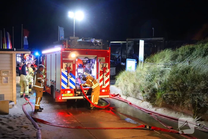 Strandtent verwoest door vlammenzee