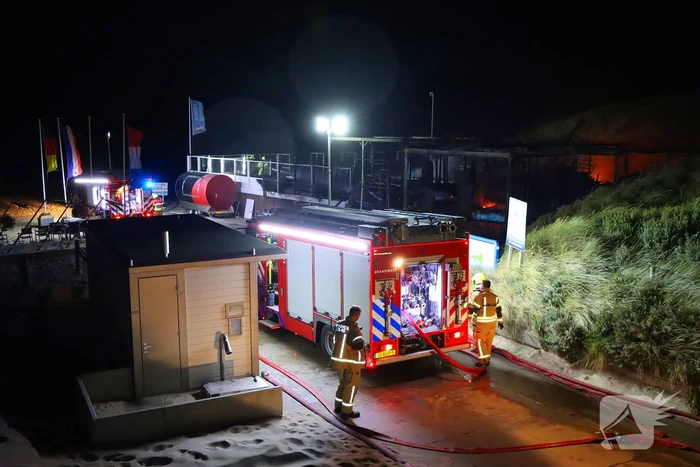 Strandtent verwoest door vlammenzee