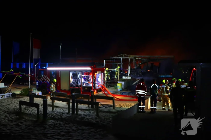 Strandtent verwoest door vlammenzee