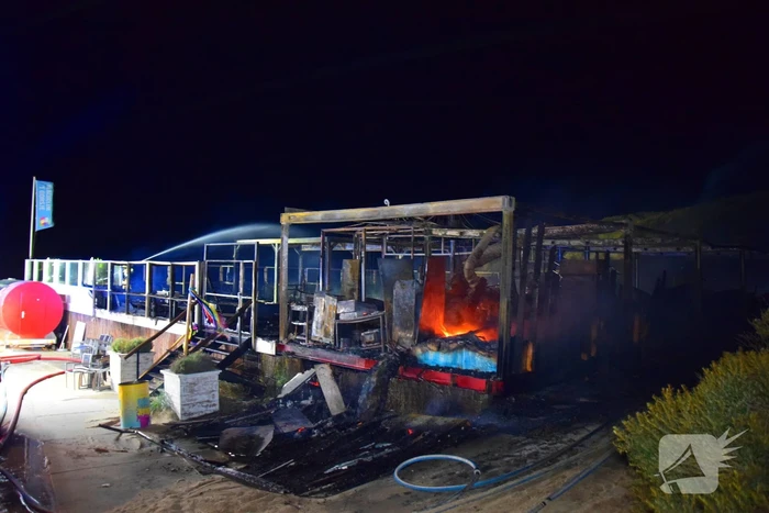 Strandtent verwoest door vlammenzee