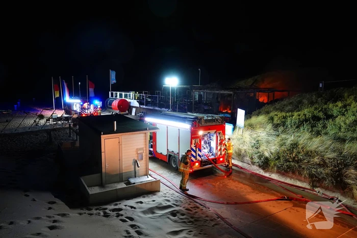Strandtent verwoest door vlammenzee