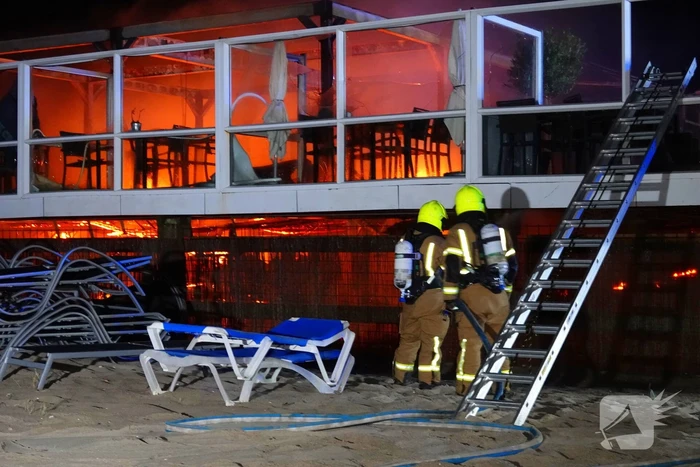 Strandtent verwoest door vlammenzee