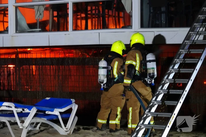 Strandtent verwoest door vlammenzee