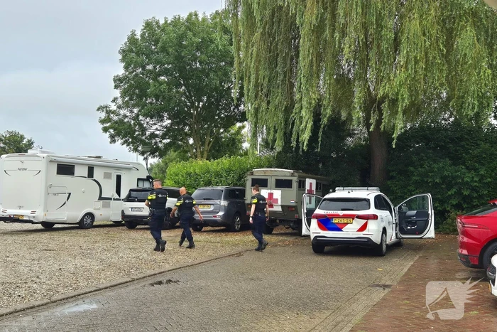 Hulpdiensten druk met persoon die verward gedrag vertoont
