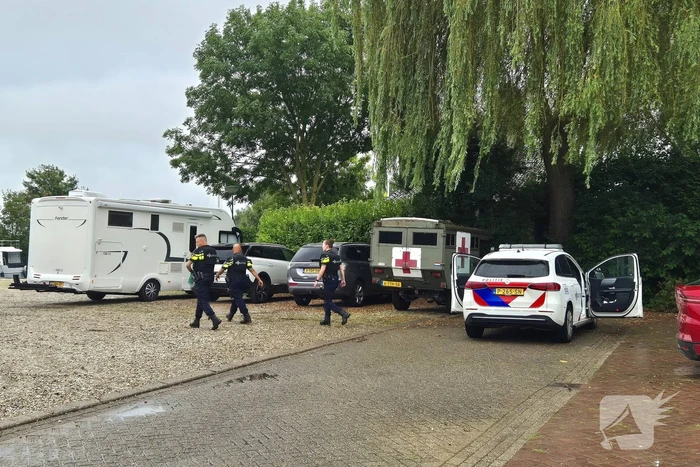 Hulpdiensten druk met persoon die verward gedrag vertoont