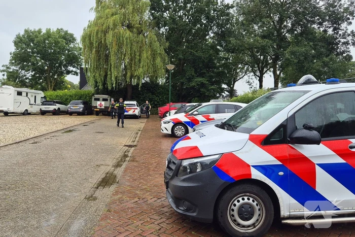 Hulpdiensten druk met persoon die verward gedrag vertoont