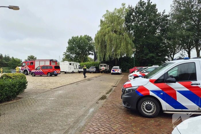 Hulpdiensten druk met persoon die verward gedrag vertoont