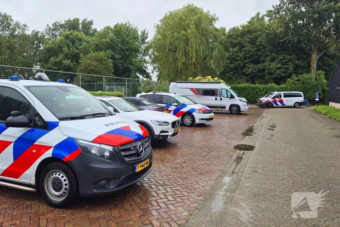Hulpdiensten druk met persoon die verward gedrag vertoont