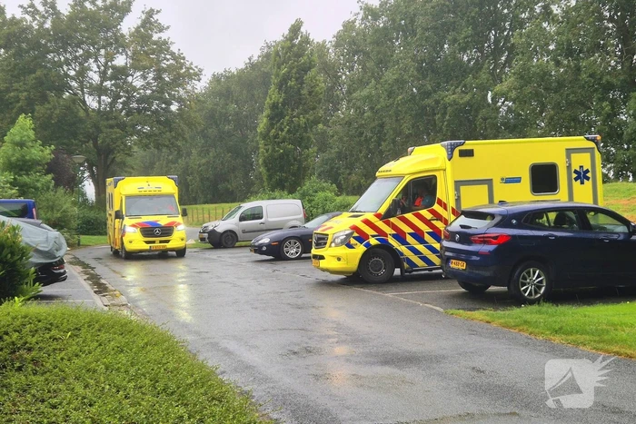 Hulpdiensten druk met persoon die verward gedrag vertoont