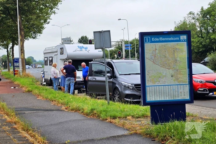 Kop-staart aanrijding tussen camper en bestelbus