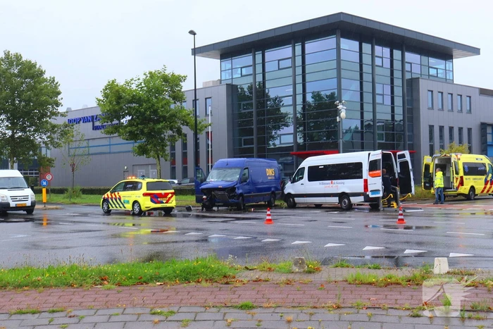 Meerdere gewonden bij aanrijding tussen bestelbus en personenauto
