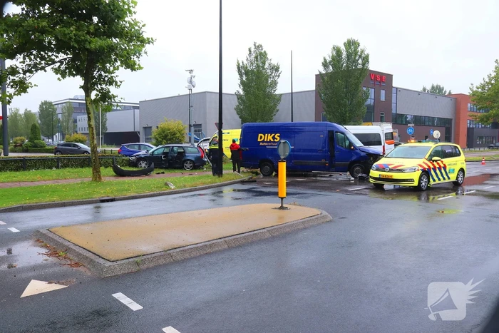 Meerdere gewonden bij aanrijding tussen bestelbus en personenauto