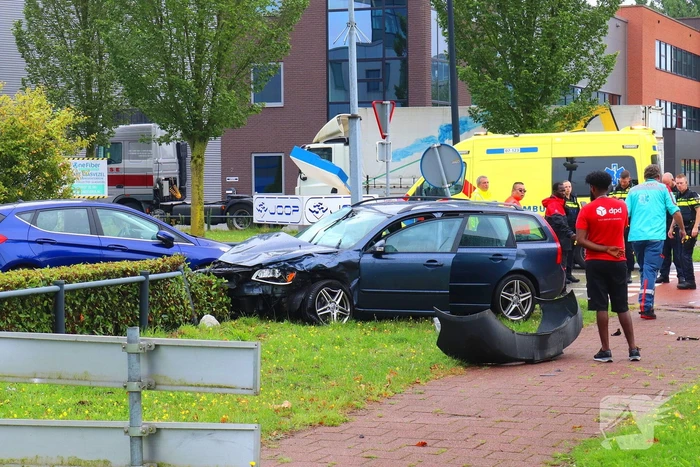 Meerdere gewonden bij aanrijding tussen bestelbus en personenauto