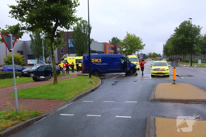 Meerdere gewonden bij aanrijding tussen bestelbus en personenauto