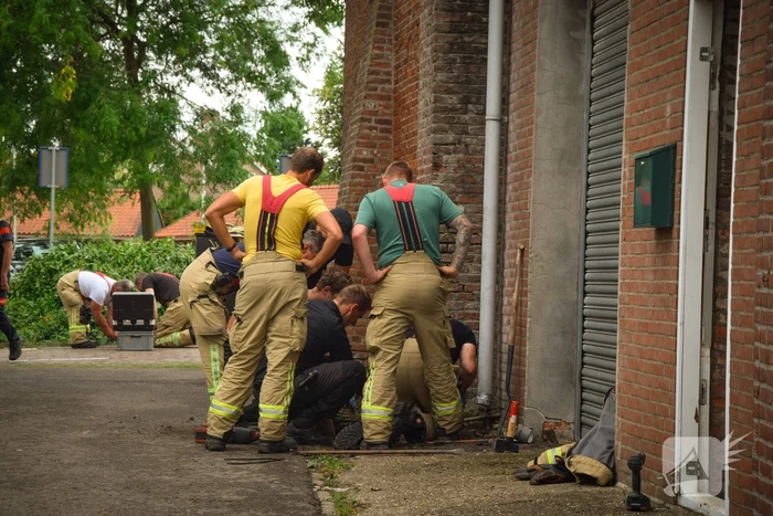 Brandweer helpt politie in zoektocht naar telefoon in riool na inval wietkwekerij