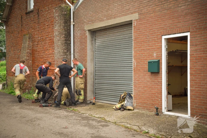 Brandweer helpt politie in zoektocht naar telefoon in riool na inval wietkwekerij