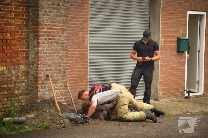 Brandweer helpt politie in zoektocht naar telefoon in riool na inval wietkwekerij