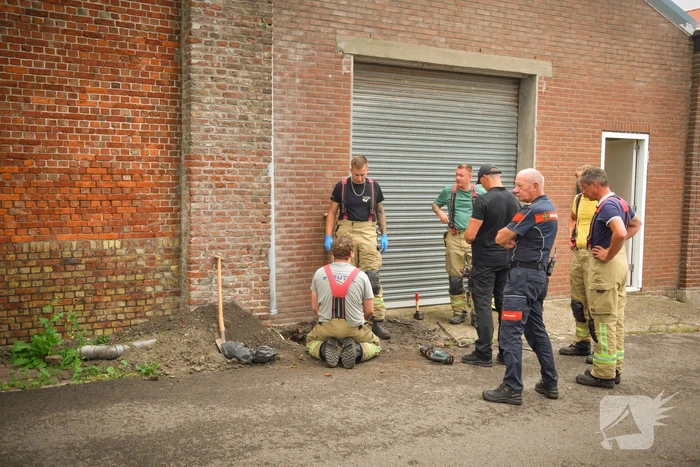 Brandweer helpt politie in zoektocht naar telefoon in riool na inval wietkwekerij