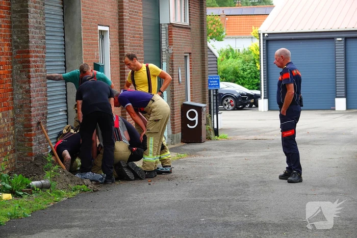 Brandweer helpt politie in zoektocht naar telefoon in riool na inval wietkwekerij