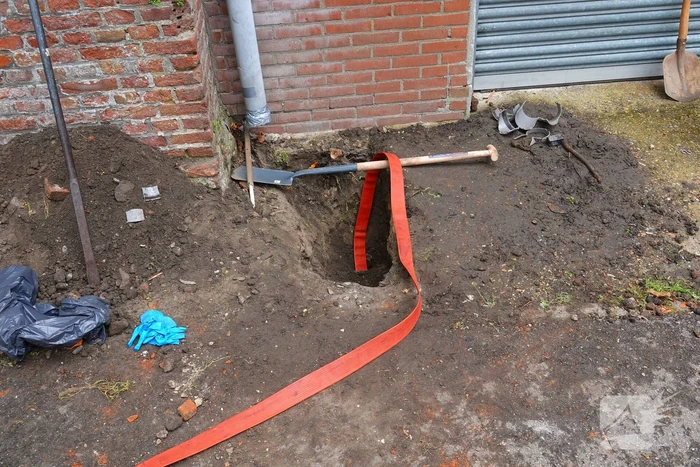 Brandweer helpt politie in zoektocht naar telefoon in riool na inval wietkwekerij