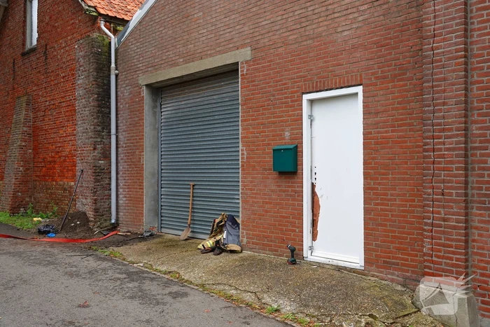 Brandweer helpt politie in zoektocht naar telefoon in riool na inval wietkwekerij