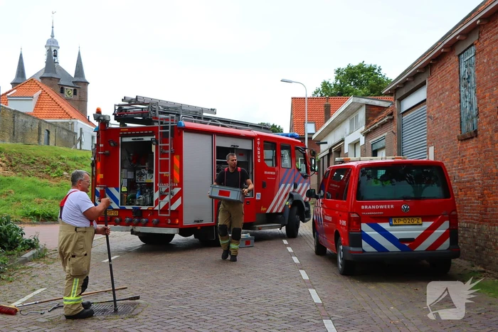 Brandweer helpt politie in zoektocht naar telefoon in riool na inval wietkwekerij