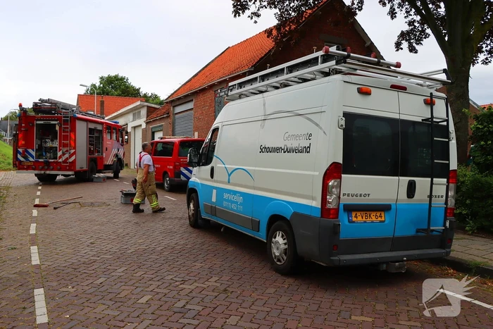 Brandweer helpt politie in zoektocht naar telefoon in riool na inval wietkwekerij