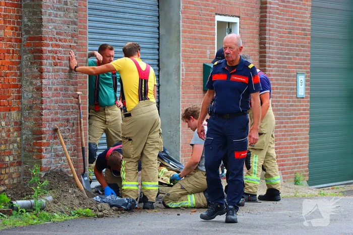 Brandweer helpt politie in zoektocht naar telefoon in riool na inval wietkwekerij