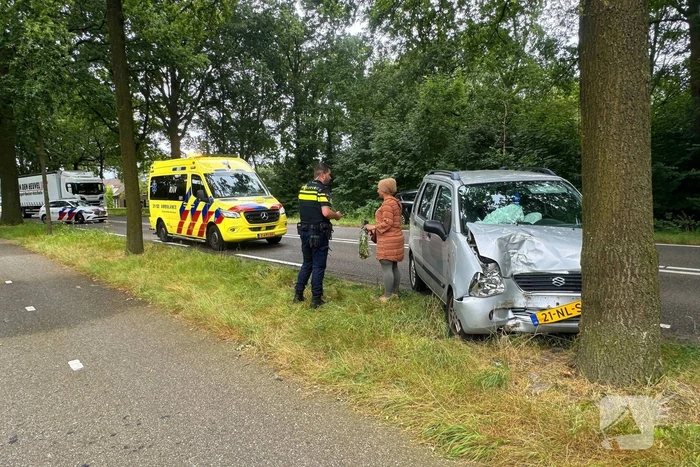 Automobilist verliest macht over stuur en klapt op boom