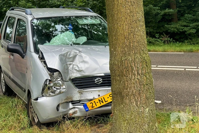 Automobilist verliest macht over stuur en klapt op boom