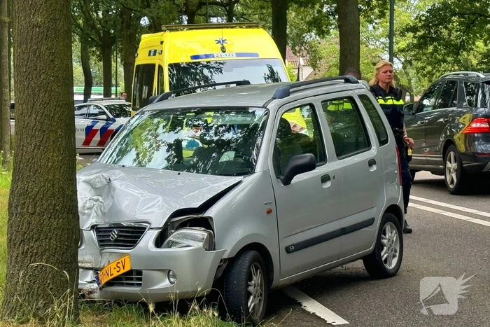Automobilist verliest macht over stuur en klapt op boom