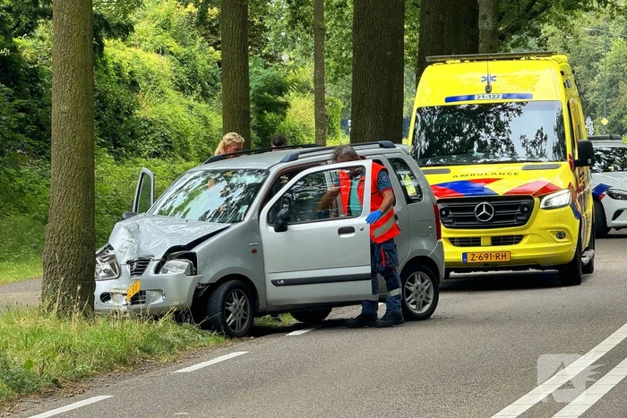 Automobilist verliest macht over stuur en klapt op boom