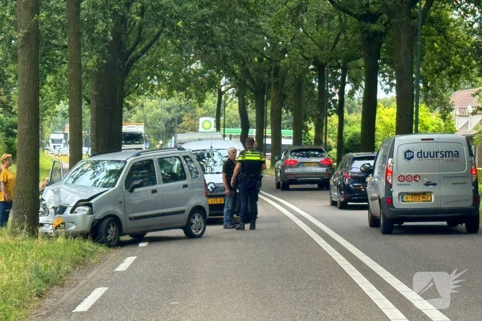 Automobilist verliest macht over stuur en klapt op boom