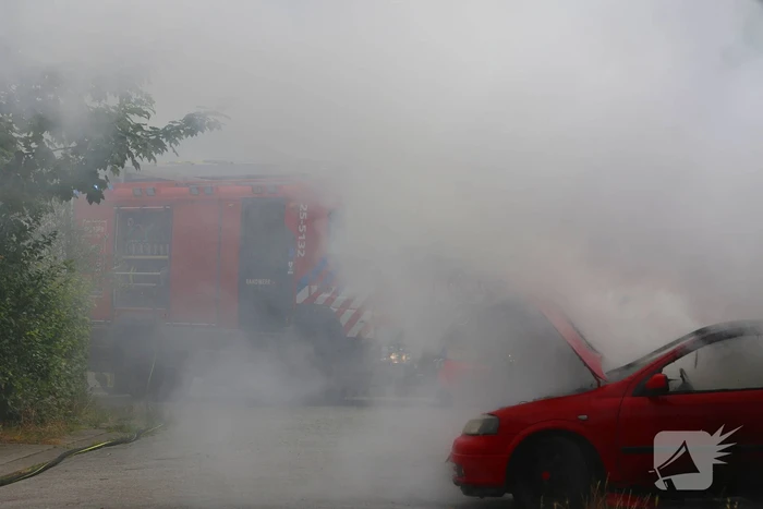 Brandweer blust brandende auto