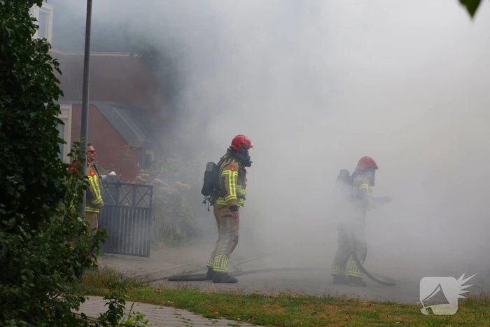 Brandweer blust brandende auto